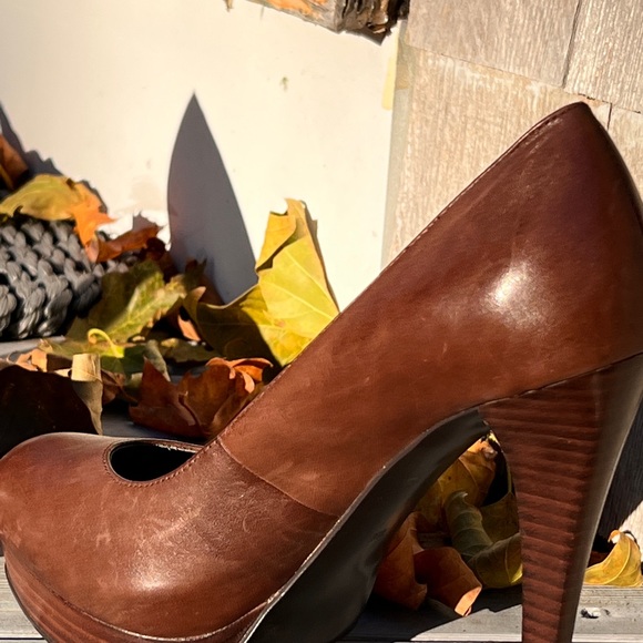 Guess WGREAGAN - Rich Burnished Brown Leather Wood-tone Platform 5” Heels pumps - Picture 8 of 14
